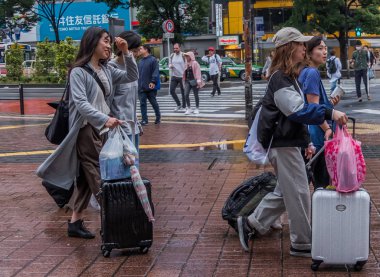 Tokyo, Japonya - Haziran, 2018. yöre halkı ve turistlerin Shibuya Caddesi üzerinde 