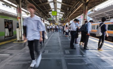 Tokyo, Japonya - 16 Temmuz 2018. Sabah acele saat Shinjuku İstasyonu sırasında Japonya demiryolu taşıt Tren.