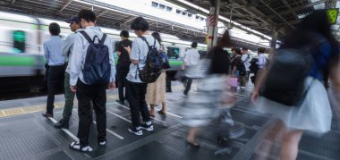 Tokyo, Japonya - 16 Temmuz 2018. Sabah acele saat Shinjuku İstasyonu sırasında Japonya demiryolu taşıt tren. Seçici odak.