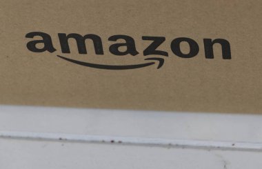 Tokyo, Japonya - 19 Temmuz 2018. Amazon teslim kutuları görünümünü kapat.