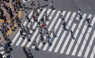 Tokyo, Japonya - 23 Haziran 2018. Shibuya içinde karşıya insanlar 