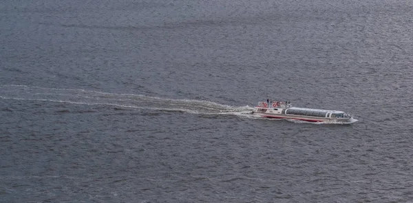 Tokyo, Japonya - 4 Mayıs 2018. Sumida nehir yelken Turistler cruise tekne. 