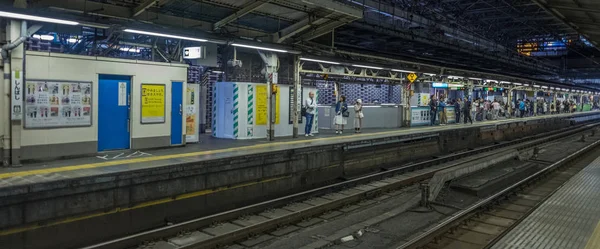 Tokyo Japan Juli 2018 Pendlare Japan Railway Tåg Morgonrusningen Shinjuku — Stockfoto