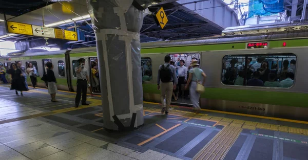 Tokyo Japan Juli 2018 Pendlare Shibuya Japan Railway Plattform Morgonrusningen — Stockfoto