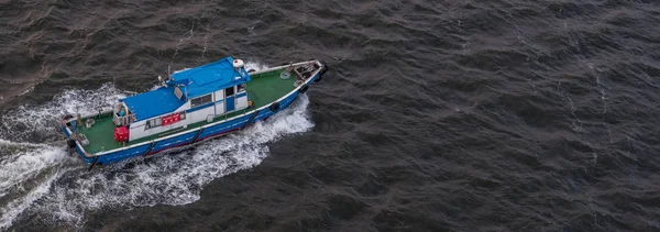 Tokyo, Japonya - 4 Mayıs 2018. Sumida nehri nde Japon tekne yelken