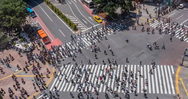 2018 東京都 渋谷で通りを渡る人々 — ストック写真