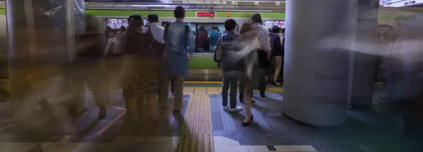 Tokyo Japan Juli 2018 Pendler Auf Dem Shibuya Japan Bahnsteig — Stockfoto