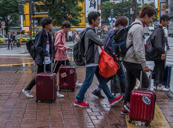 Tokyo, Japonya - Haziran, 2018. yöre halkı ve turistlerin Shibuya Caddesi üzerinde 