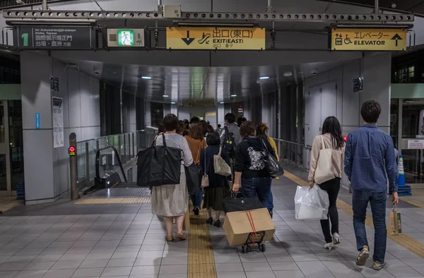 2018 東京都 日本の鉄道の通勤電車新宿駅の朝のラッシュ時に — ストック写真