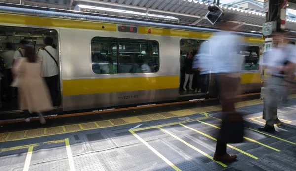 Tokyo Japan Juli 2018 Pendlare Japan Railway Shinjuku Station Plattform — Stockfoto