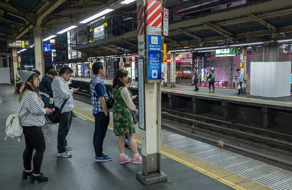 Menschen Warten Bahn Auf Zug — Stockfoto