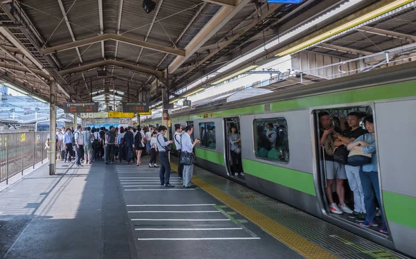 Tokyo, Japonya - 16 Temmuz 2018. Sabah acele saat Shinjuku İstasyonu sırasında Japonya demiryolu taşıt Tren.