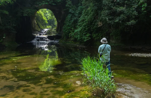 Hombre Tomando Una Foto Una Pequeña Cascada Bosque —  Fotos de Stock