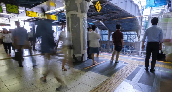 Tokyo Japan July 16Th 2018 Commuters Shibuya Japan Railway Platform — Stock Photo, Image