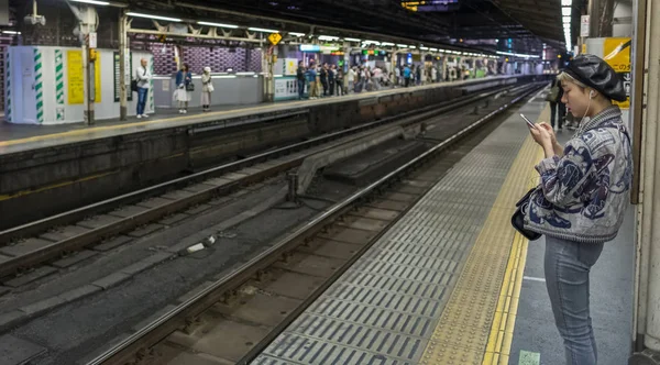 日本东京 2018年7月16日 在新宿站的晨高峰时段 日本铁路列车的通勤者 — 图库照片