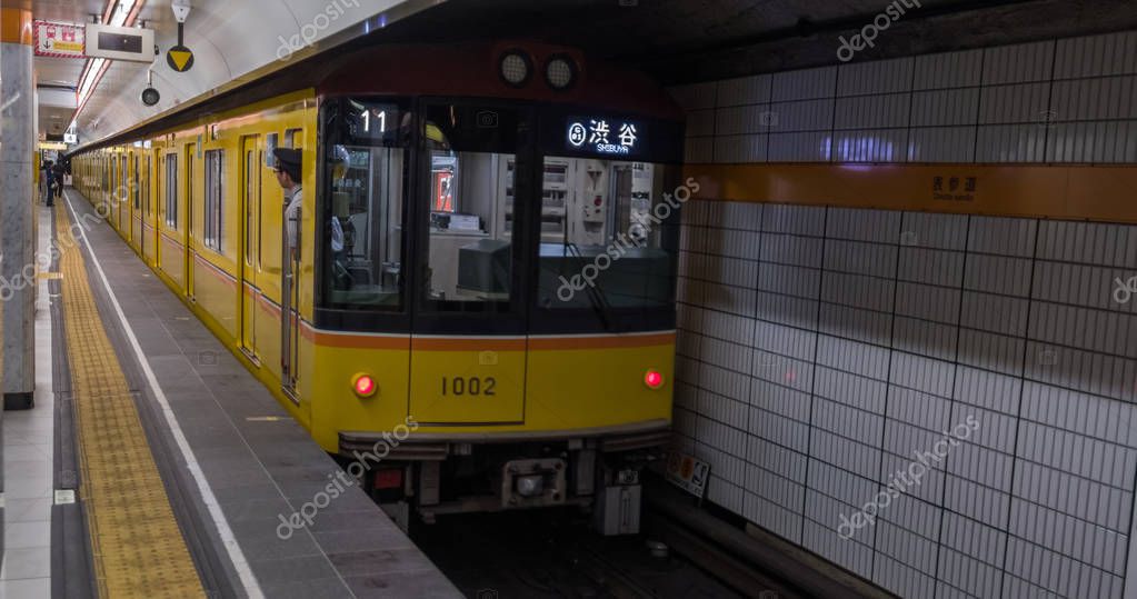 Tokyo Japan May 5th 18 Tokyo Metro Ginza Line Arriving At Shibuya Station Platform Larastock