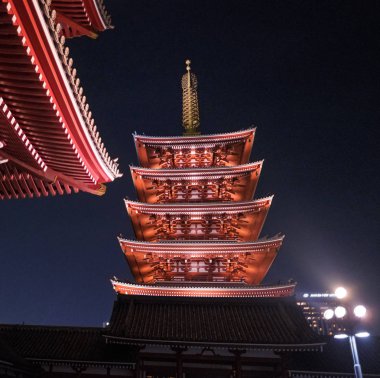 Tokyo, Japonya - 3 Ağustos 2018. Pagida Sensoji Tapınağı'nda geceleri Asakusa bölgesinde yer..