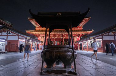 Tokyo, Japonya - 3 Ağustos 2018. Turist Sensoji Tapınağı'nda geceleri Asakusa bölgesinde yer..