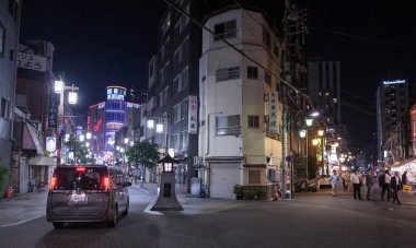 Tokyo, Japonya - 3 Ağustos 2018. Yerli ve yabancı turist yürüdüm Asakusa geceleri sokağa geri.