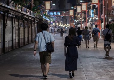 Tokyo, Japonya - 3 Ağustos 2018. Yerli ve yabancı turist Asakusa keşfetmek geceleri sokağa geri.