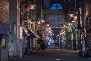 Tokyo, Japonya - 3 Ağustos 2018. Yerli ve yabancı turist Asakusa keşfetmek geceleri sokağa geri.