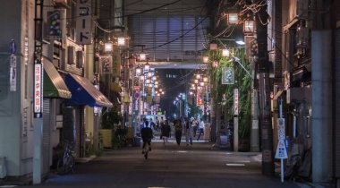Tokyo, Japonya - 3 Ağustos 2018. Yerli ve yabancı turist Asakusa keşfetmek geceleri sokağa geri.