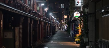 Tokyo, Japonya - 3 Ağustos 2018. Geceleri boş Asakusa arka sokak görünümü.
