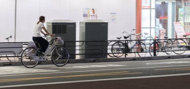 Tokyo, Japonya - 3 Ağustos 2018. Kadın Japon gece Asakusa sokakta bir bicyhcle sürme.