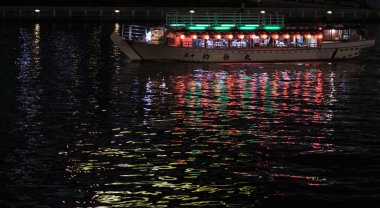 Tokyo, Japonya - 3 Ağustos 2018. Akşam yemeği cruise gemi, veya yerel olarak Sumida nehir boyunca geceleri yelken yakatabune olarak bilinen.