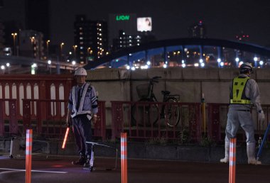 Tokyo, Japonya - 3 Ağustos 2018. Geceleri sokakta Asakusa geceleri çalışma yol inşaat ekibi.