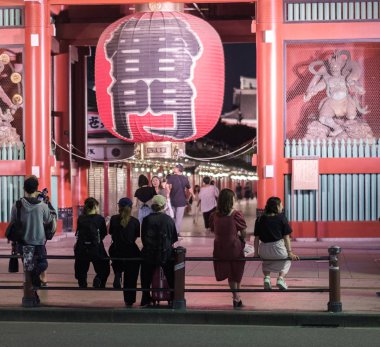 Tokyo, Japonya - 3 Ağustos 2018. Gece Asakusa Sensoji Tapınağı önünde Turizm..