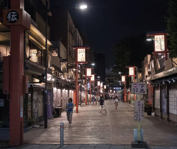 Tokio Japonsko Srpna 2018 Turistické Ecploring Ulice Noci Asakusa — Stock fotografie