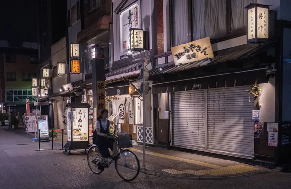 Tokio Japonia Sierpień 2018 Femala Konna Bichycle Asakusa Ulicy Nocy — Zdjęcie stockowe