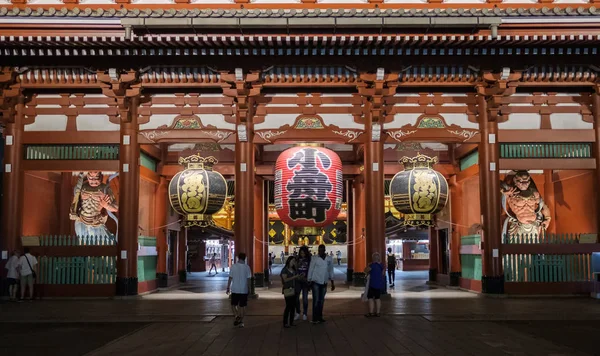 Tokyo Japonya Ağustos 2018 Turist Sensoji Tapınağı Nda Geceleri Asakusa — Stok fotoğraf
