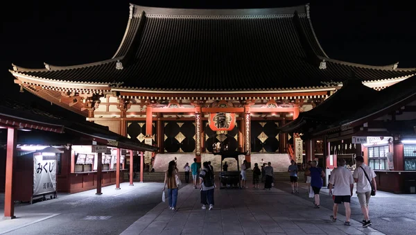 日本东京 2018年8月3日 浅草区夜间浅草寺庙地面游客 — 图库照片