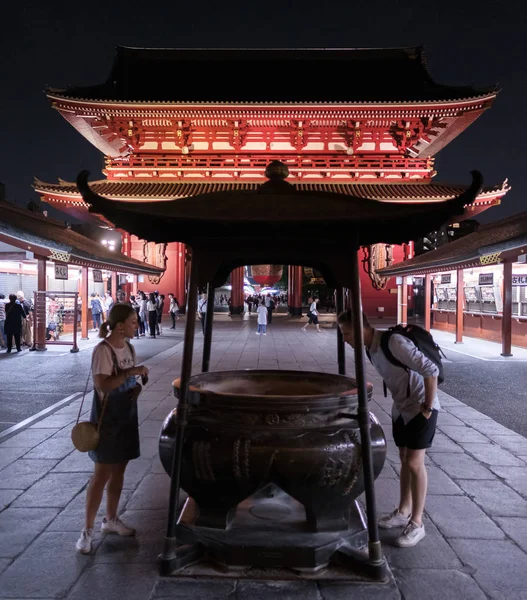 日本东京 2018年8月3日 浅草区夜间浅草寺庙地面游客 — 图库照片