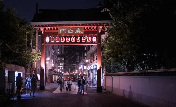 Tokyo Japan Augusti 2018 Turist Sensoji Templet Entré Natten Asakusa — Stockfoto