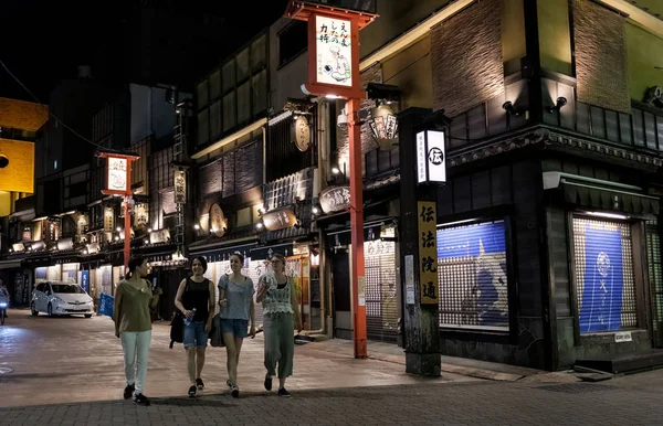 2018 東京都 女性の外国人観光客が夜の浅草の路地裏を探検 — ストック写真