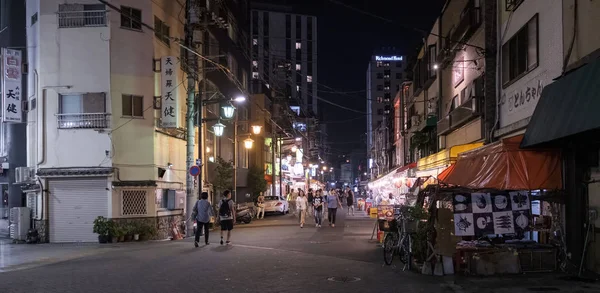 2018 東京都 地元の人や外国人観光客における歩行浅草夜の路地を戻る — ストック写真