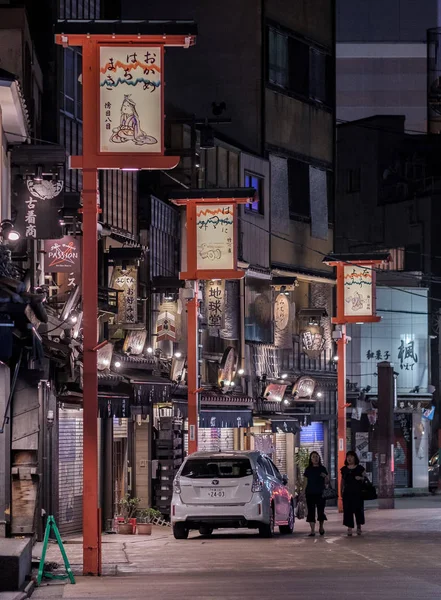 2018 東京都 地元の人や外国人観光客の浅草を探索が夜裏通り — ストック写真