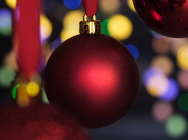 Bokeh ile bulanık arka plan üzerinde kırmızı Noel topları