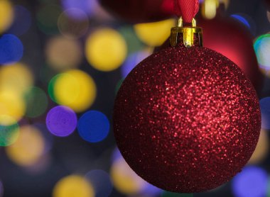 Bokeh ile bulanık arka plan üzerinde kırmızı Noel topları