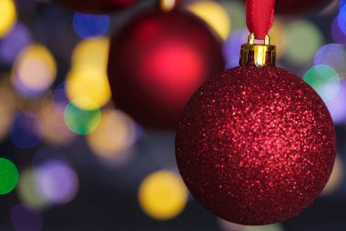 Bokeh ile bulanık arka plan üzerinde kırmızı Noel topları