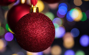 Bokeh ile bulanık arka plan üzerinde kırmızı Noel topları