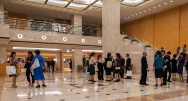 Fukuoka, Japonya - 4 Ağustos 2018. Nikko Otel lobisinde çevresinde kalan Konuk.
