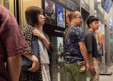 Fukuoka, Japonya - 4 Ağustos 2018. Yakın od commuters Japonya demiryolu Hakata Statiion geceleri görüntüleyin..