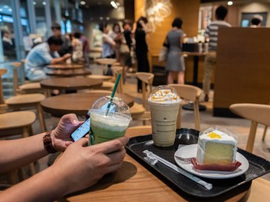 Fukuoka, Japonya - 4 Ağustos 2018. Bir tabloda bir Starbucks kahvesi, müşteri siparişleri.