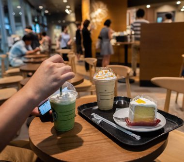 Fukuoka, Japonya - 4 Ağustos 2018. Bir tabloda bir Starbucks kahvesi, müşteri siparişleri.