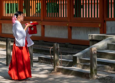 Fukuoka, Japonya - 5 Ağustos 2018. İlk tapınak rahibesi ya da Chikuzen ICHINOMIYA Sumiyoshi Tapınak, Japon dilinde miko olarak bilinen.