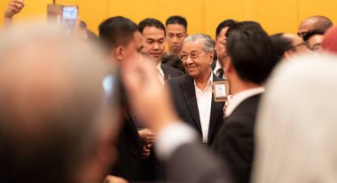 Fukuoka, Japonya - 5 Ağustos 2018. Malezya Başbakanı, Tun Mahathir hayran ile Mohamad Nikko Otel bir işlevde, kalabalık.